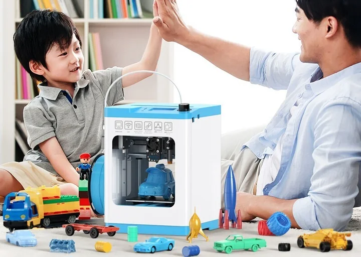 灰塚教室でロボットブロック教材とタブレットで遊ぶ子どもたち